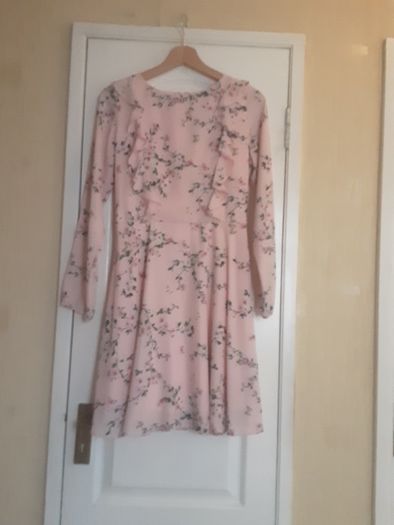 Dress/Floral Long Sleeved Dress .. Size: 8 UK .. 36 EU .. Length: 34 ins