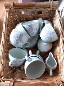 Porcelain cups&saucers.