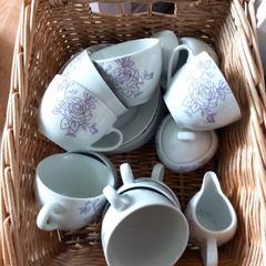 Porcelain cups&saucers.