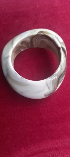 Vintage jewelry is sold individually for 5 to 10 euros
