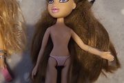 2 Bratz dolls in good condition