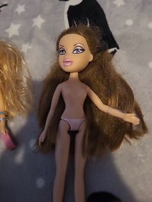 2 Bratz dolls in good condition