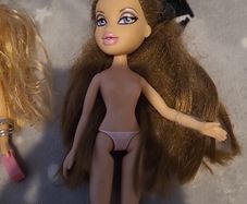 2 Bratz dolls in good condition