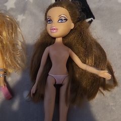 2 Bratz dolls in good condition