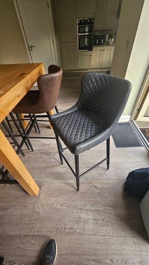 bar / breakfast table and stools