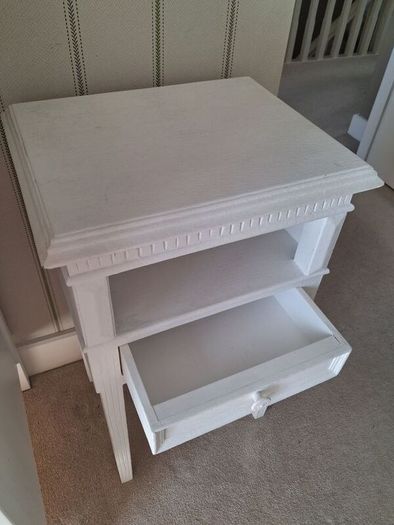 Chevet Arnaud blanc antique bedside table