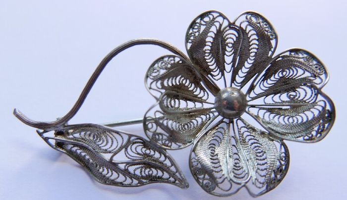 Vintage silver filigree flower brooch
