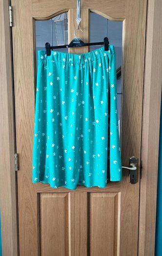 Dunnes green & white skirt, Size 16-18