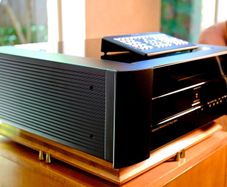 Hifi Gold Legendary Reference Signature Meridian 808.2  the most significant product in the history of the Compact Disc 16000 new Pristine condition with original Remote Signature Signed by Bob Stuart and Allen Boothroyd
