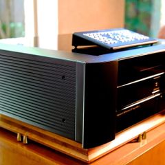 Hifi Gold Legendary Reference Signature Meridian 808.2  the most significant product in the history of the Compact Disc 16000 new Pristine condition with original Remote Signature Signed by Bob Stuart and Allen Boothroyd