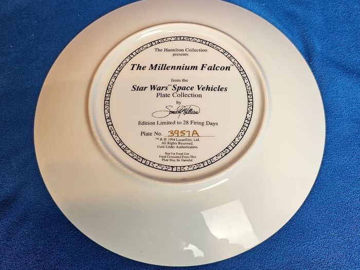 Decorative plate ,STAR WARS The Millennium Falcon The Hamilton Collection Collectors Plate 1994 , ornament