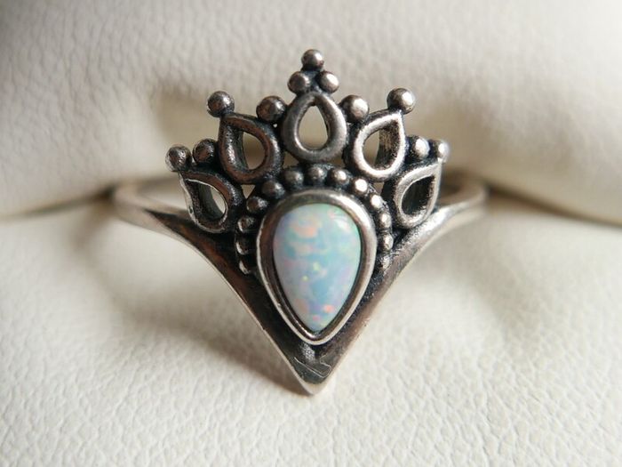 Vintage 925 Sterling Silver Crown Style Ring with Pear Shaped Opal