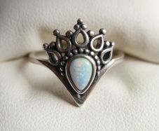 Vintage 925 Sterling Silver Crown Style Ring with Pear Shaped Opal
