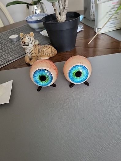 Glass eyes 10e each