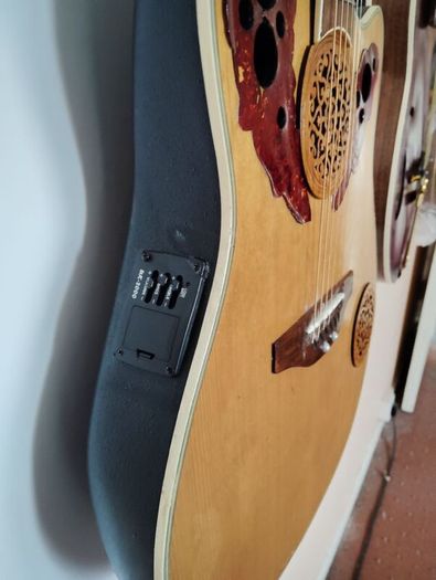 semi acoustic guitar