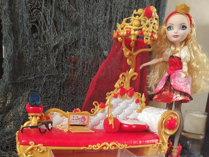 Apple White Doll & Fainting Couch Playset