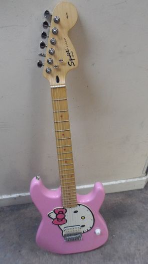 Squier by Fender Hello Kitty Stratocaster (Limited Edition)