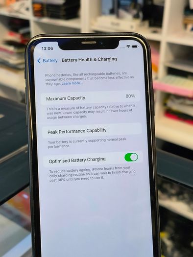 Apple iPhone XR 64GB Factory Unlocked Black (Battery Health: 80%)