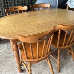 Wood Tabld and 6 chairs