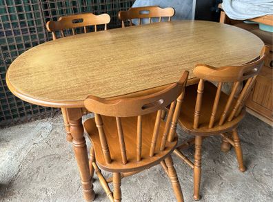 Wood Tabld and 6 chairs