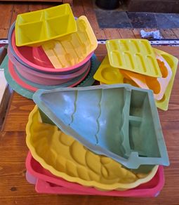 21 Silicone baking moulds