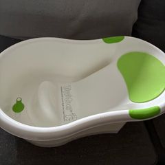 Newborn baby bath