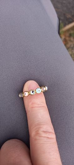Vintage jewelry is sold individually for 5 to 10 euros