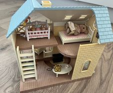 Sylvanians Bluebell Cottage & 4 figures and accessories