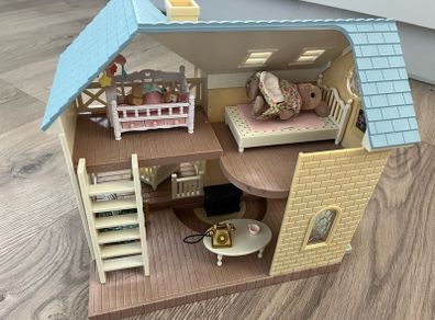 Sylvanians Bluebell Cottage & 4 figures and accessories