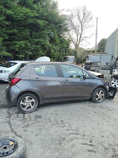 Breaking Toyota Yaris 2014 petrol