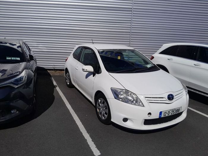 toyoa auris van