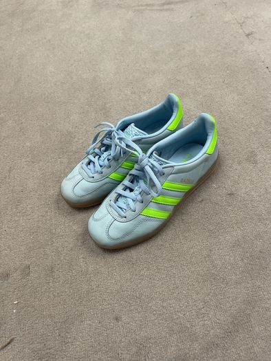 sports shoes