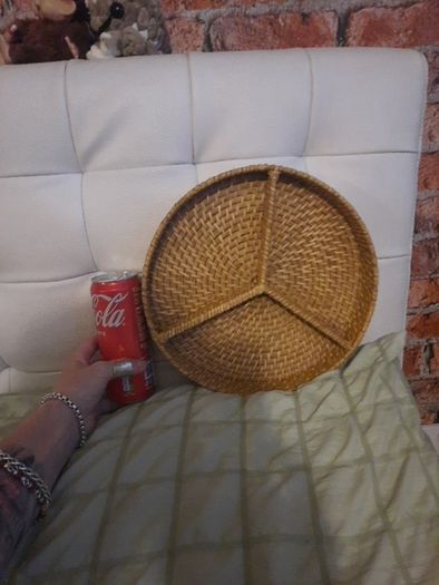 round wicker tray