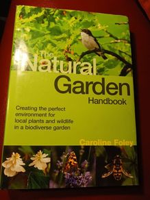 The Natural Garden Handbook / Caroline  Foley 2009