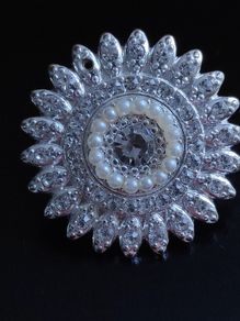 Silver tone diamante & pearl pin brooch