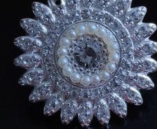 Silver tone diamante & pearl pin brooch