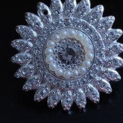 Silver tone diamante & pearl pin brooch
