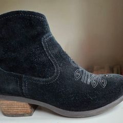 Clarks boots size 3.5