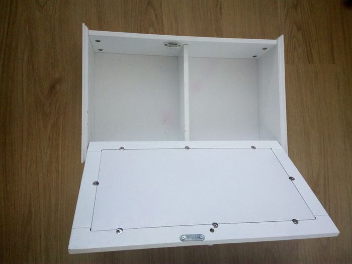 Bathroom cabinet in white wood with a mirrored door