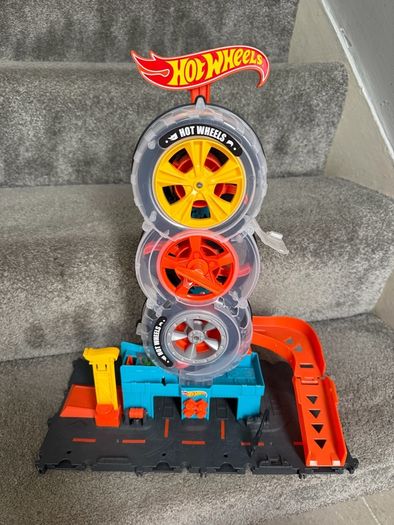 Hot Wheels City pizza slam cobra attack & Super City Twist Tyre Shop