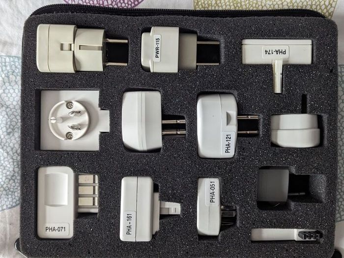 International Grounded/Powers/Targus Universal Travel Adapter