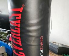Punch Bag Everlast heavy bag and Venum gloves