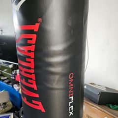 Punch Bag Everlast heavy bag and Venum gloves