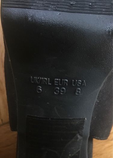 Ladies black high heels size 6.