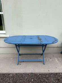 Foldable garden table