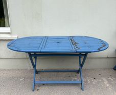 Foldable garden table