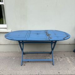 Foldable garden table