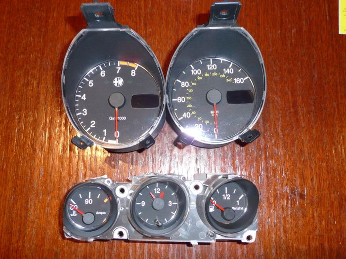 03 Alfa Romeo 156 clocks Black-Red