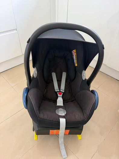 Maxi Cosi Cabriofix I-Size Car Seat and Isofix Base