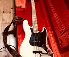 Fender Jazz 75